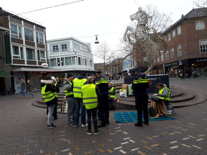 Agenten kwamen poolshoogte nemen bij leden van de protestbeweging Gele Hesjes, die zaterdag voor de tweede keer bij elkaar kwamen in het centrum van Enschede.