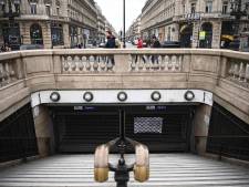 Il tente de lui dérober son téléphone, elle le repousse: un voleur gravement blessé dans le métro parisien