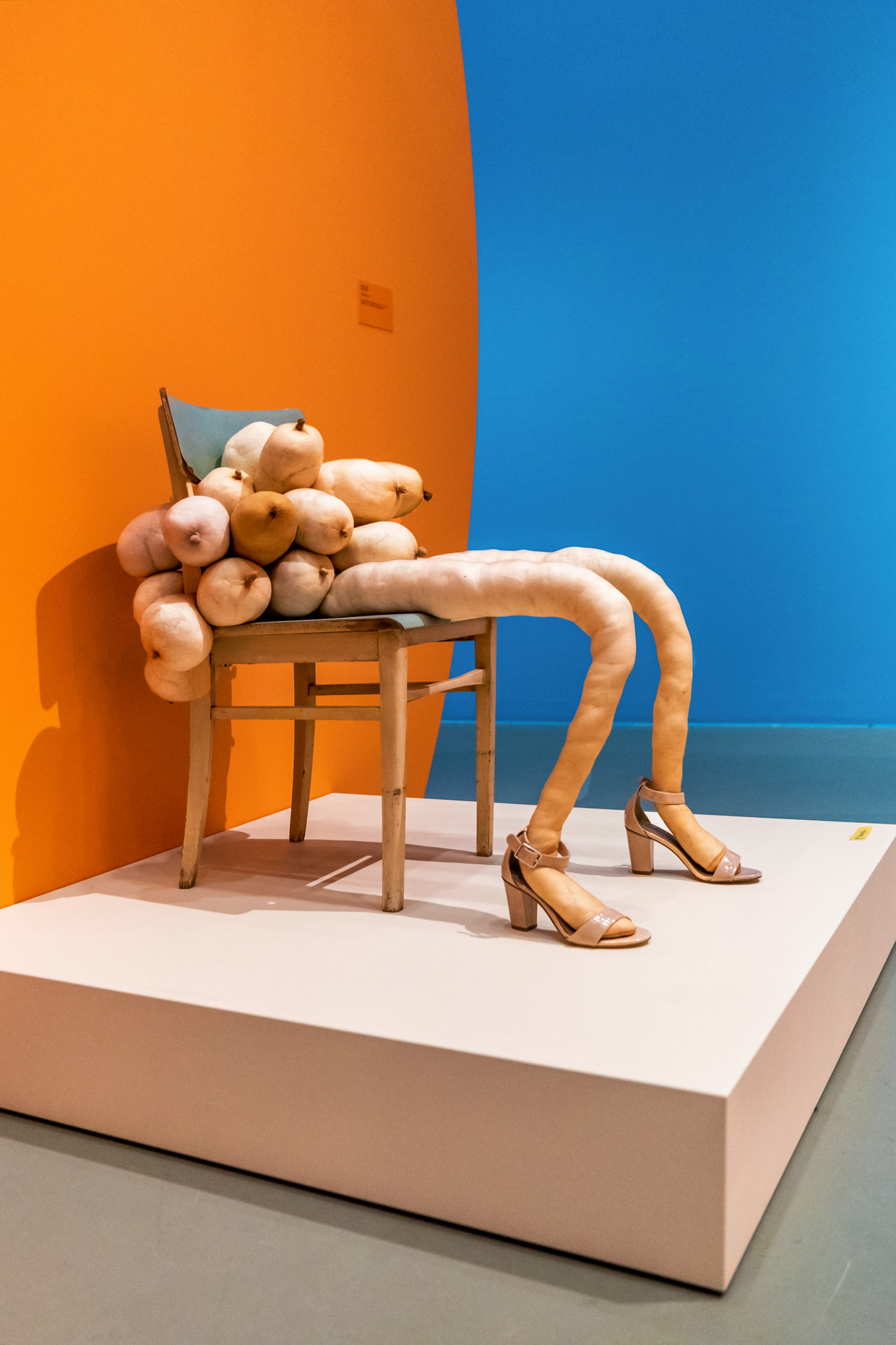 Sarah Lucas, Titti Doris (2017) Beeld 