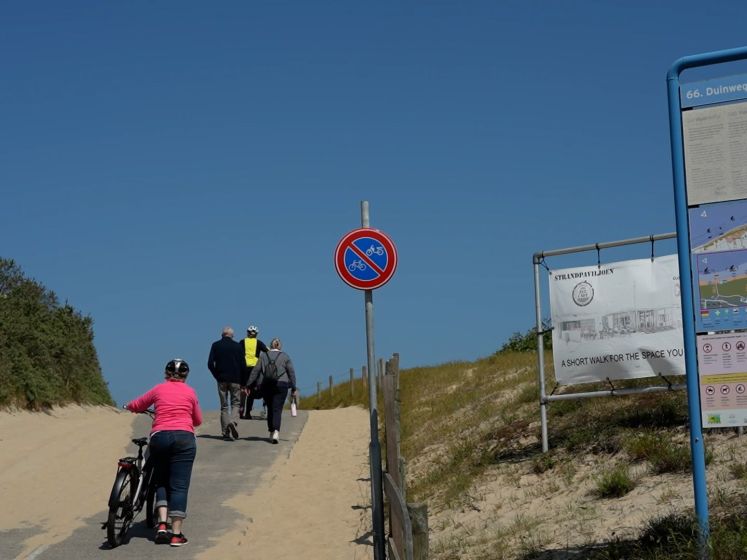 Wat vinden strandgangers van het 'seks-verboden-bord'?