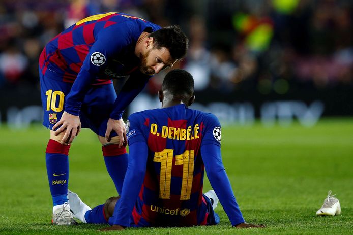 Lionel Messi ontfermt zich over Ousmane Dembélé.