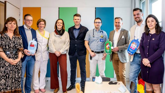 Serviceclubs steunen AZ Sint-Blasius met infuushoezen voor dienst pediatrie