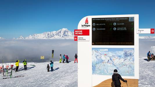 Een voorbeeld van een waarschuwingsbord op wintersport in Frankrijk.