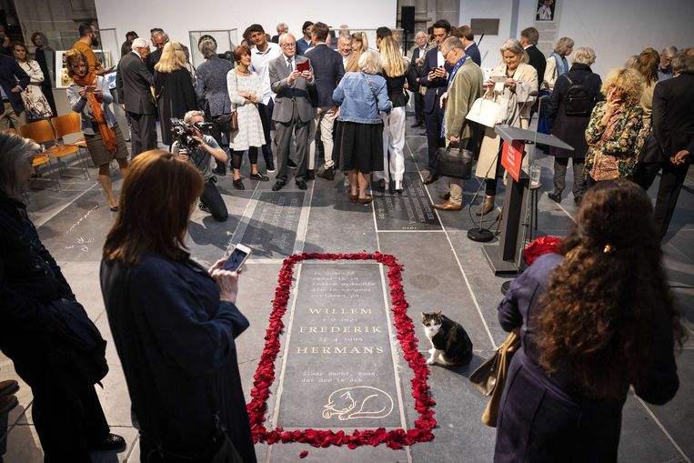 Gedenksteen voor Willem Frederik Hermans onthuld in De Nieuwe Kerk