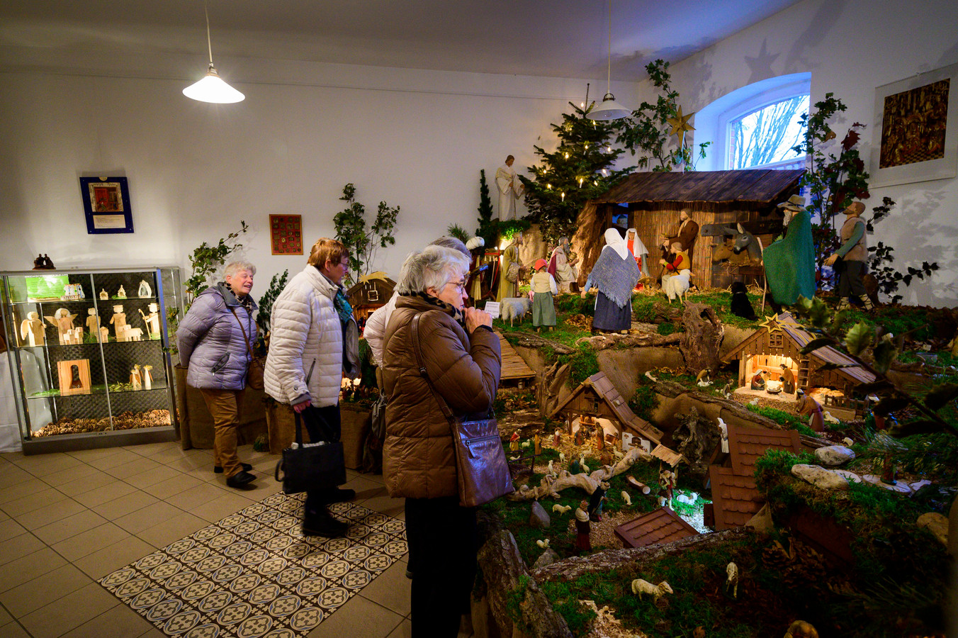 Vier leden van een nordicwalkinggroep uit Eibergen bezoeken de tentoonstelling met kerstkribbes in Ammeloe.