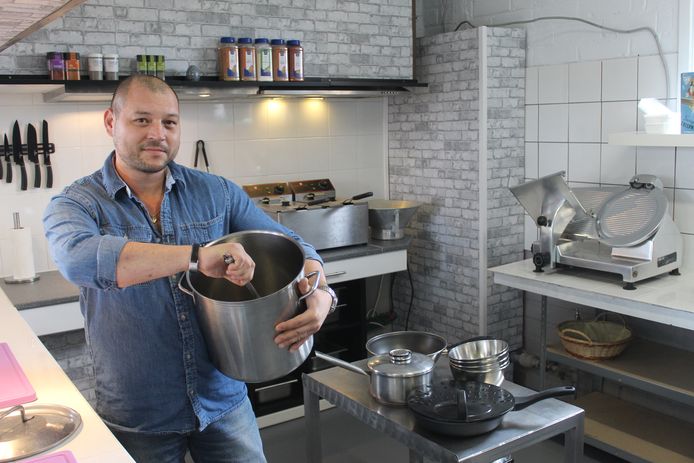 Thierry Brusseel (44) roert er in de potten.