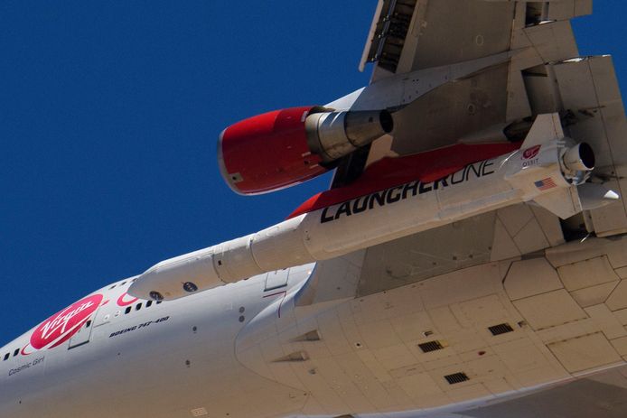 Archiefbeeld. De Boeing 747 'Cosmic Girl' met de LauncherOne onder de vleugel tijdens een testmissie in Mojave, Californië.