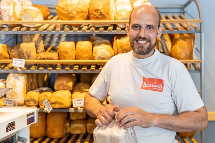 Mario Almeida kreeg een brief waarin een nieuwe stijging van de meelprijs wordt aangekondigd en zette zich aan het rekenen