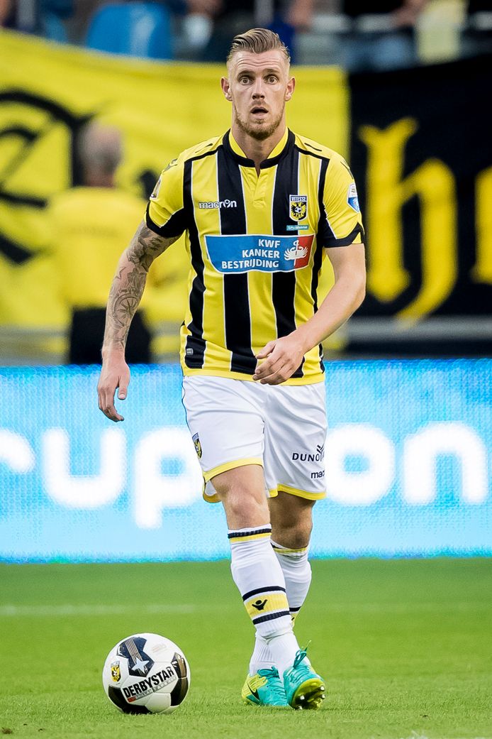Maikel van der Werff van Vitesse aan de bal in het duel met FC Utrecht.