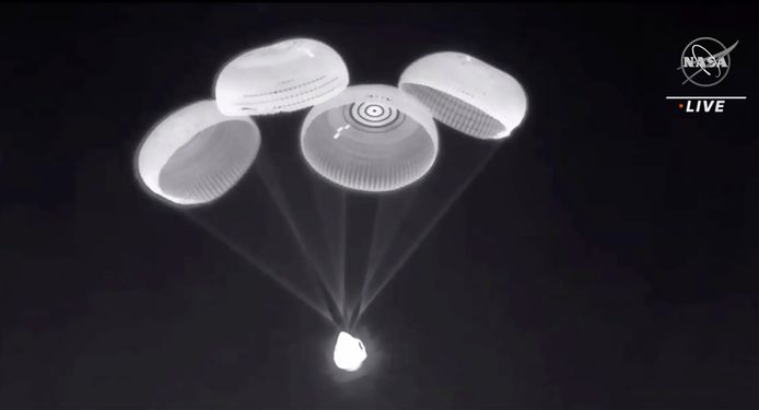 Beeld uit een NASA-video waarin te zien is hoe de capsule aan parachutes hangt voor hij in de Golf van Mexico plonst.