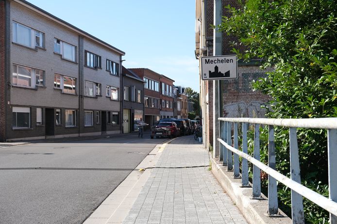 Metaal Zwart Gerookte Mok Met Kokend Water Op De Kolen Van Een Brand Op