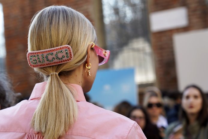 Leonie Hanne combineert deze Gucci haarclip met een volledig roze outfit.