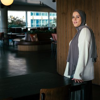 ‘Ik heb nog nooit zoveel bagger over mij heen gekregen als met die post over lerarentekort’: Hanan Challouki over ‘Hoofddoek op het werk’