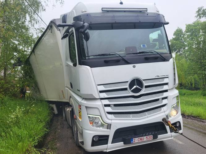 Molseweg urenlang afgesloten nadat vrachtwagen in gracht belandt