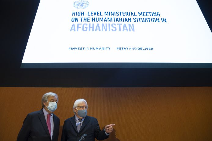 VN secretaris-generaal Antonio Guterres (links) en adjunct-secretaris-generaal voor Humanitaire Zaken Martin Griffiths (rechts) op een overleg omtrent de humanitaire situatie in Afghanistan.