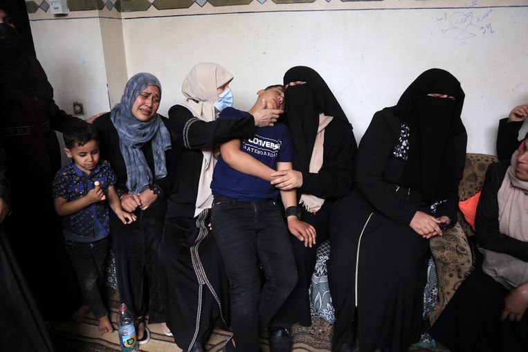 Rouwende familie troost de broer en moeder van de omgekomen Yahya Khalifa. Beeld NYT/SAMAR ABU ELOUF
