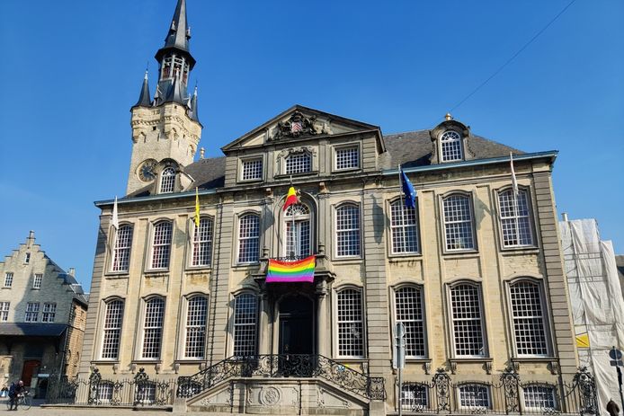 Regenboogvlag aan gemeentehuis van Lier na de moord op David (42).