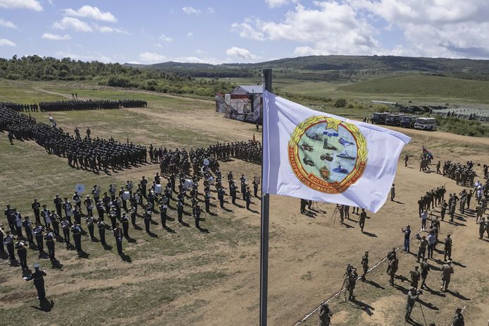 Militairen uit minstens 14 landen bij de openingsceremonie van de grootschalige Vostok 2022 militaire oefeningen.