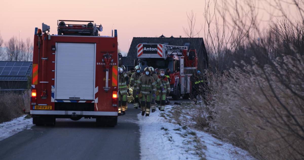 Brandweer haalt gewonde schaatser van het ijs in Abcoude.