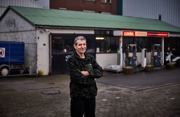 Rien Bink voor 'zijn' garage. ‘Het is hier soms de zoete inval.’