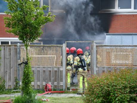 Brand woning Lelystad ‘vermoedelijk’ aangestoken: alerte buurman voorkomt erger 