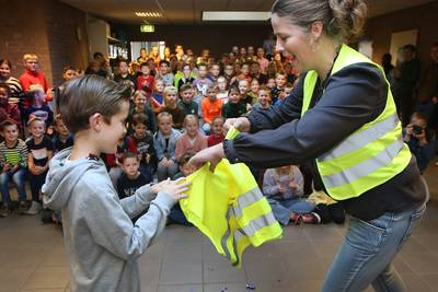Het wordt weer donker, dus dragen kids in Zundert straks een hesje op de fiets