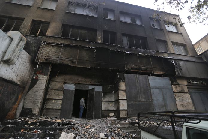 Een uitgebrande bank in de buurt van Teheran.