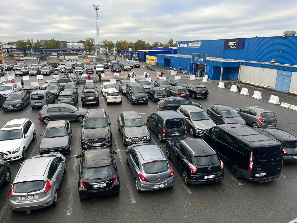 Antiek en rommelmarkt op parking Makro Foto hln.be