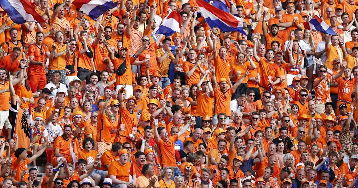 oranje-legioen-is-soort-carnavalspubliek-als-ze-achter-staan-hoor-je