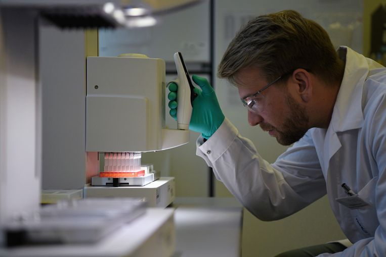 Een wetenschapper aan het werk bij Curevac in het laboratorium in Tübingen.