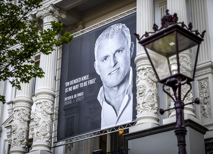 Een grote foto op Koninklijk Theater Carre van Publiek van Peter R. de Vries op de dag van zijn afscheid voor het publiek. De misdaadverslaggever overleed op 64-jarige leeftijd, nadat hij in het centrum van Amsterdam werd neergeschoten.