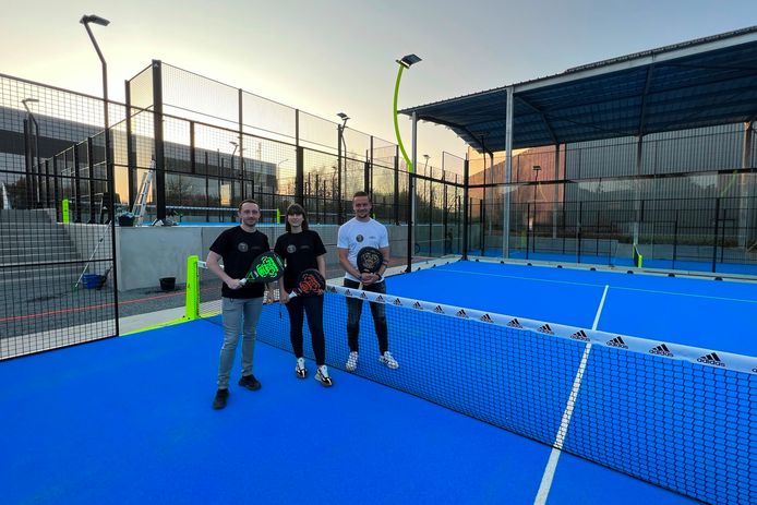 Dankzij Glenn, Karen en Yannick kan je voortaan aan de inrit van het industriepark terecht bij Padel Erpe-Mere.