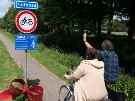 Schaamteloos Oerend Hard zingen op de fiets? Hier in Salland kan dat: ‘Het is juist gek als je het niet doet’