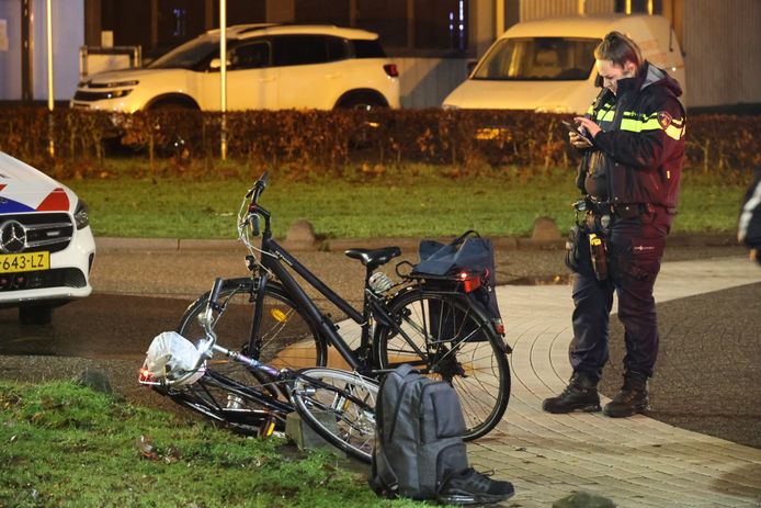 Een vrouw is maandagavond gewond geraakt toen ze met haar fiets in botsing kwam met een auto op de kruising van de Industrieweg met de Overikweg in Waalwijk.