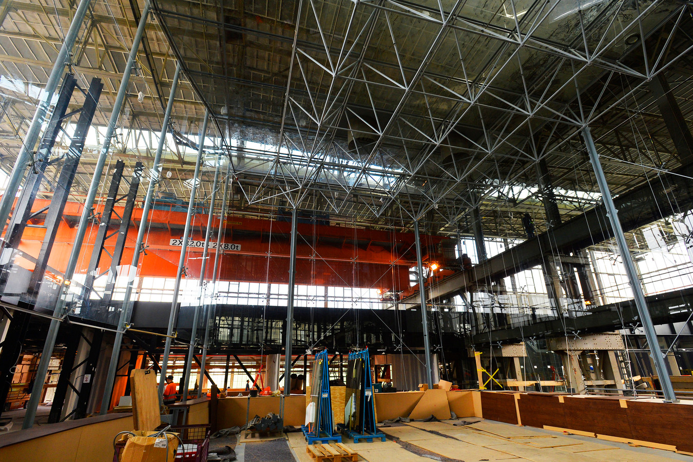 De opbouw van de Glazen Zaal in de LocHal is voor driekwart gevorderd.