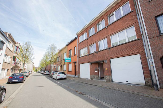 De feiten speelden zich af in het appartementsgebouw rechts in beeld.