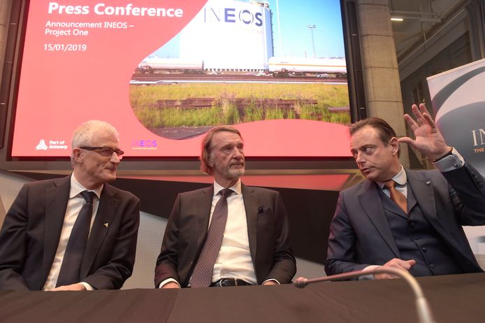 Jim Ratcliffe met Antwerps burgemeester Bart De Wever(N-VA) en oud-Vlaams minister president Geert Bourgeois (N-VA), bij de bekendmaking van de plannen rond de Ineos-investering in de Antwerpse haven. (Foto januari 2019)