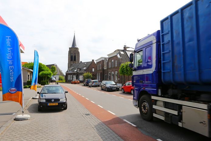 Vrachtwagens door Voorstraat in Groot-Ammers.