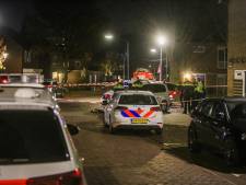 Man zwaait met mes op balkon in Helmond, politie zet straat af