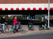 Opeens struikel je in Nijmegen over de deelscooters en deelfietsen: wat mag en hoe ‘heurt’ het eigenlijk?