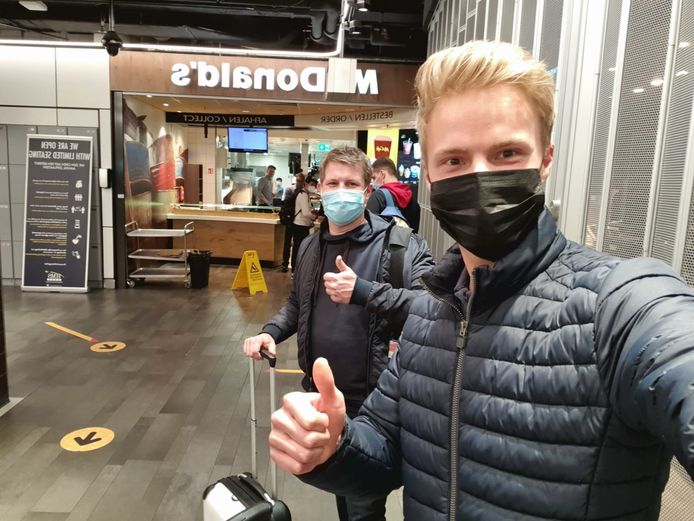 Martin en Koen (r) op Schiphol.