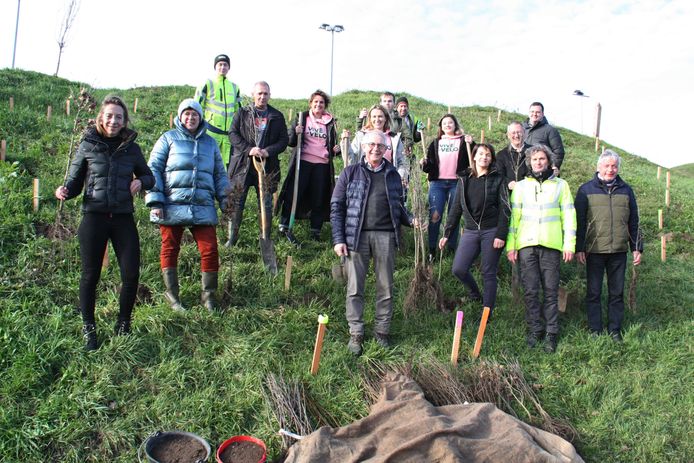 Het team van Vive le Vélo plant op het sportpark De Pluimen in Diksmuide 200 bomen