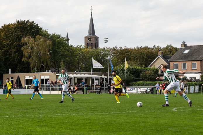 OVV'67 in actie (in 2019) met op de achtergrond de kerk van Oosteind. Als het dorp in zuidoostelijke richting uitbreidt, zullen de velden van de voetbalclub verplaatst worden.