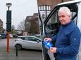 Vrijdag waren de verkeersborden van het parkeerbeleid nog afgeplakt. Alex Lauryssens betreurt dat er geen parkeerkaarten voor handelaars zijn.