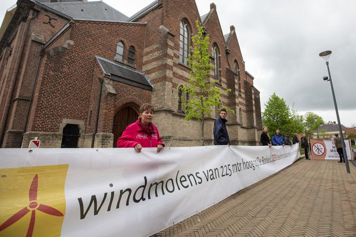 De protestspandoeken tegen megawindmolens worden nog niet meteen opgeborgen in Rijssen-Holten.