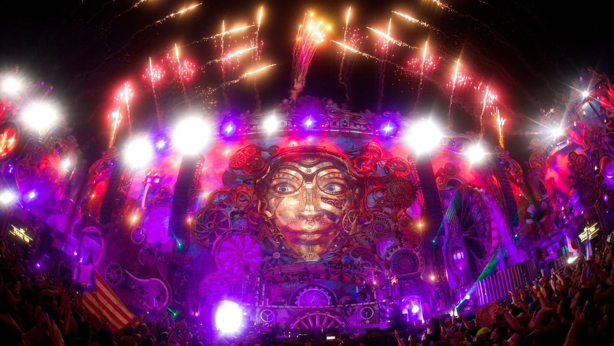 Het sprookjesachtige hoofdpodium van Tomorrowland. Beeld PHOTO_NEWS