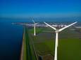 Op deze plek aan de IJsselmeerdijk moeten de buitendijkse haven en het bedrijventerrein komen.