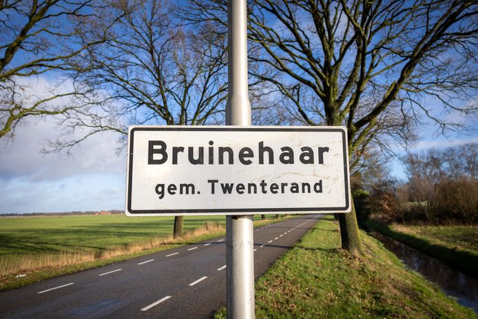Het witte plaatsnaambordje Bruinehaar.