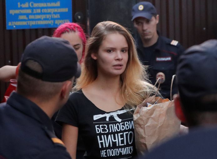 Veronika Nikulshina en Olga Kurachyova, die werden opgepakt toen ze tijdens het WK Voetbal het veld oprenden, werden vandaag kort vrijgelaten.