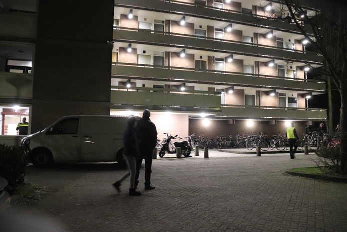 Hulpdiensten bij de flat aan de Osse Lisztgaarde, waar in februari 2019 Peter Hovens om het leven werd gebracht.